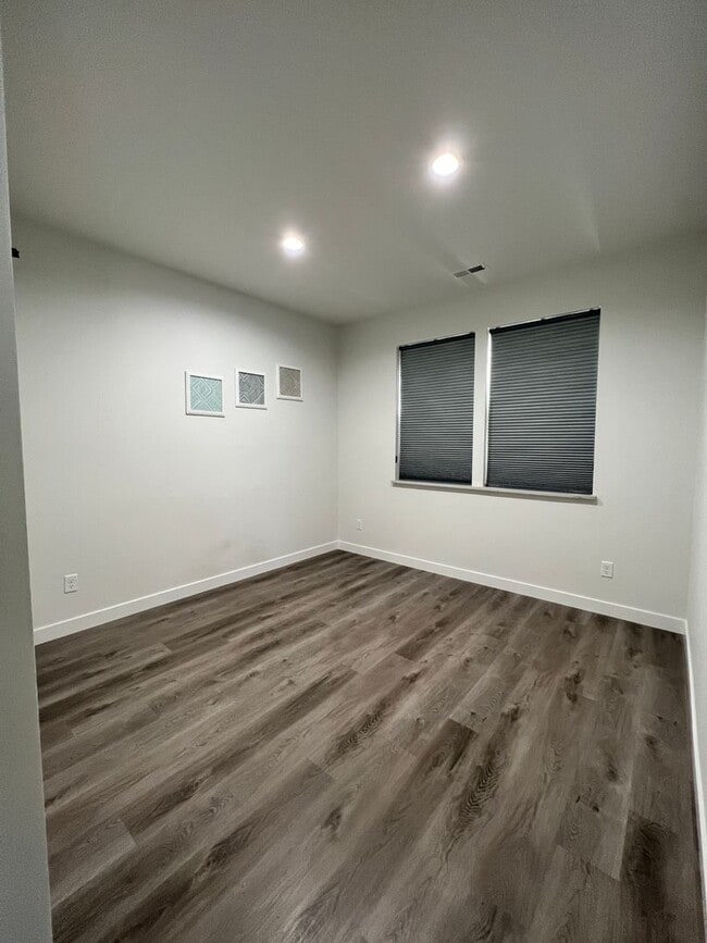Building Photo - Newer Construction Condos in Moses Pointe!