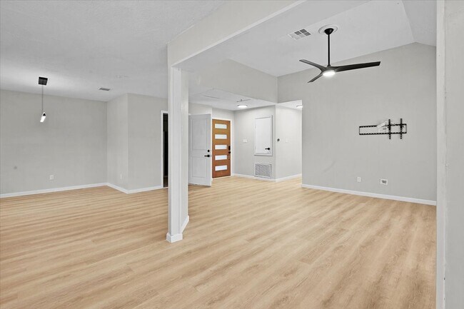 Building Photo - 2601 Village Circle Dr Dr