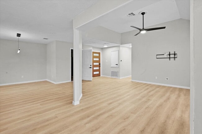 Foto del edificio - 2601 Village Circle Dr Dr