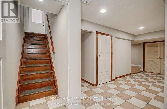 Building Photo - 364 Castlehill Rd