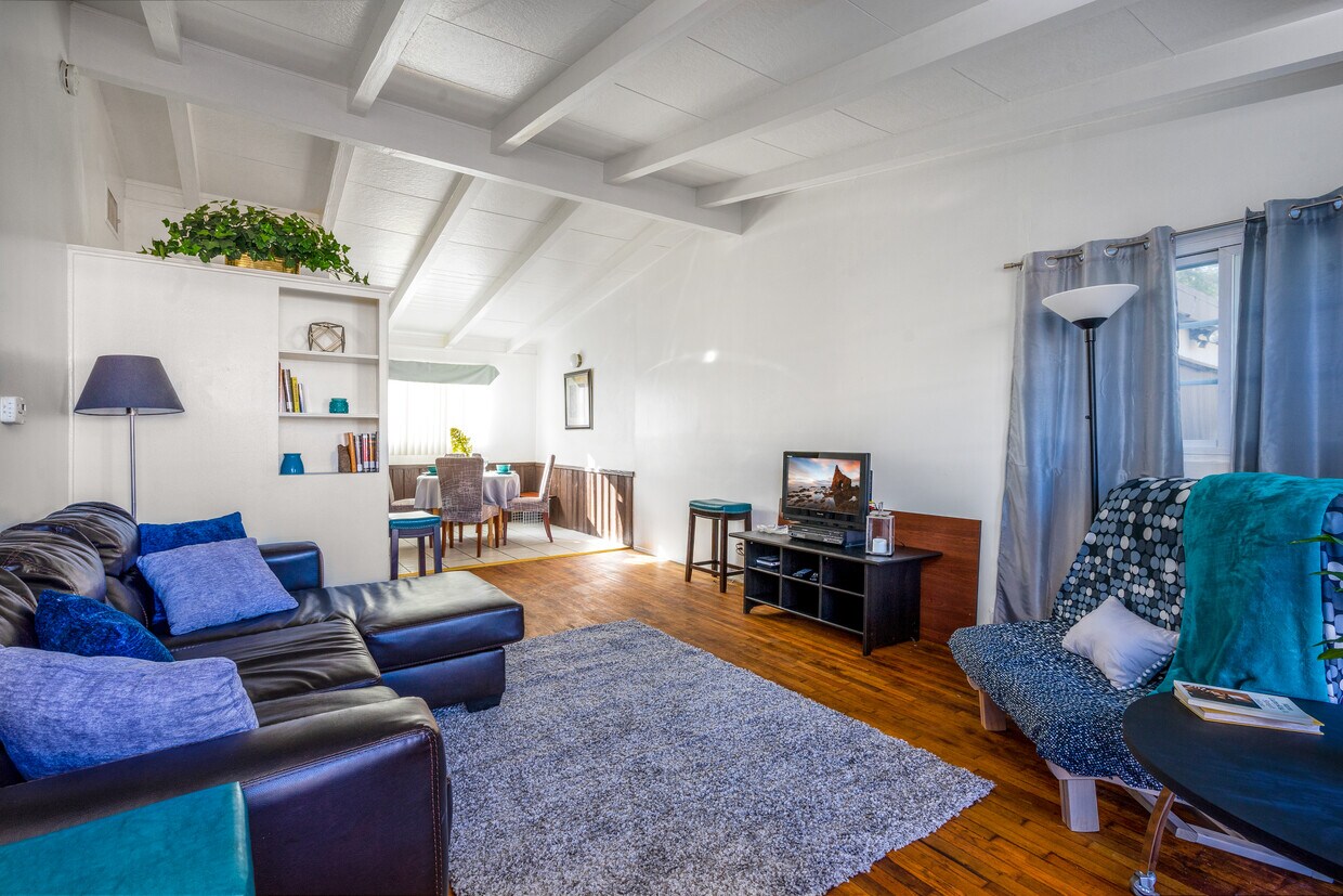 Living room - 2704 W Century Blvd