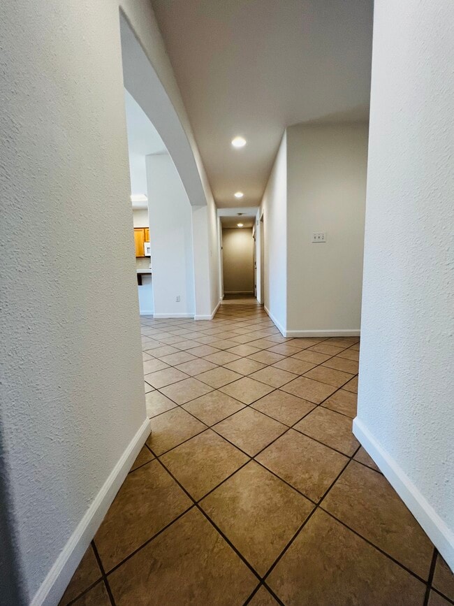 Building Photo - 1830 W Berkshire Ln