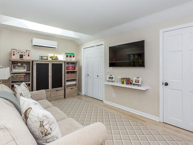 Foto del edificio - 4-Bed Oasis in Old Greenwich - Spacious 1,829 Sq Ft with 2 Full Baths!"