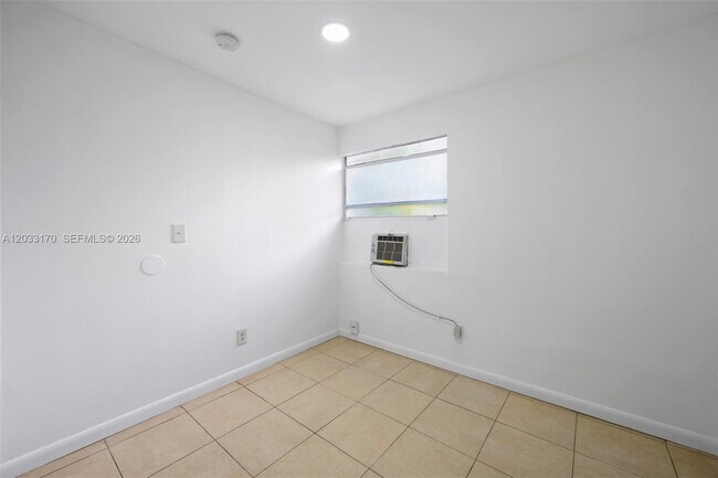 Foto del edificio - 348 NE 58th St