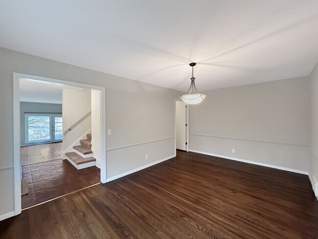 Foto del edificio - Stunning views. Serene atmosphere. Superb Edina. 3 Large Bedrooms (All on Upper Floor)!