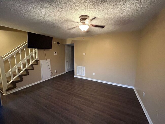 Building Photo - 2191 Cheshire Dr