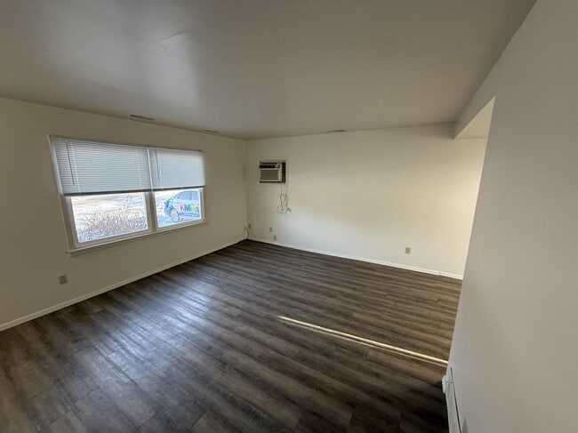 Building Photo - 604 Manor Dr