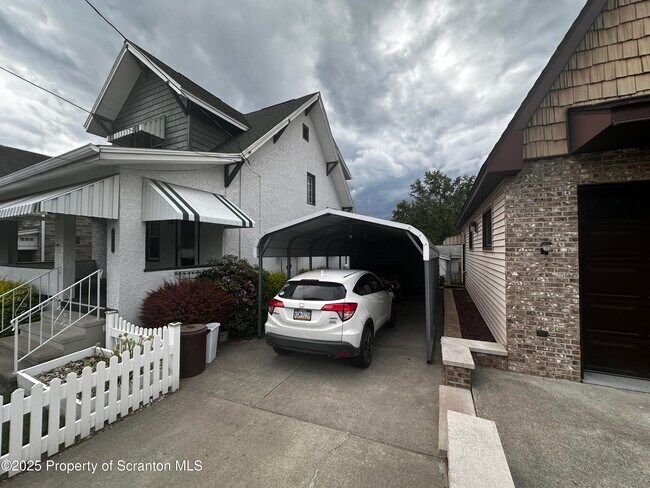 Building Photo - 1715 Tripp Ave