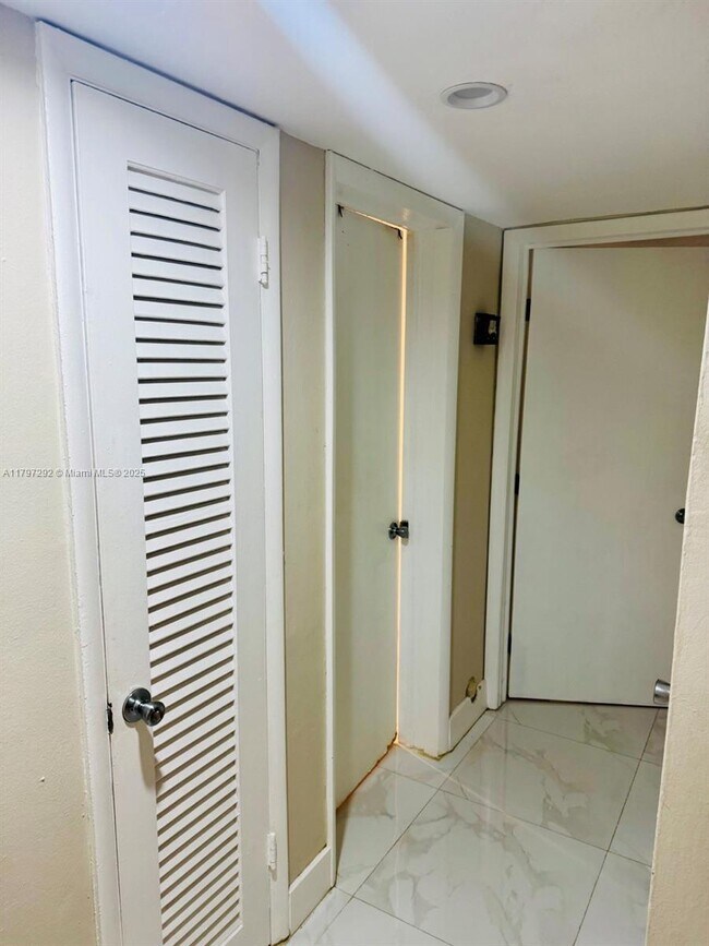 Foto del edificio - 7348 SW 82nd St