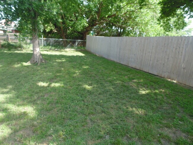 Building Photo - BEAUTIFUL BACK YARD