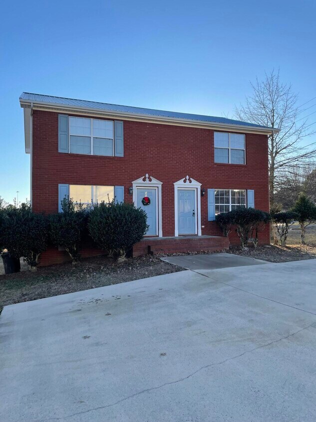 Primary Photo - 1104 Village Ct