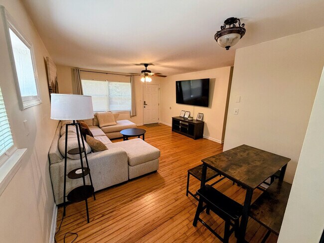 Building Photo - 200 Parthenia Dr