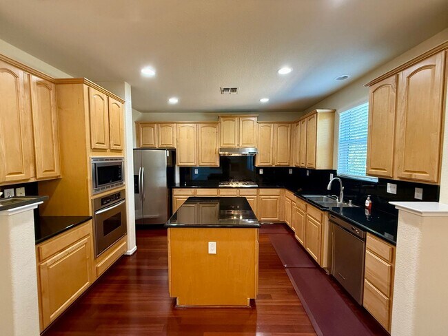 Foto del edificio - 5-Bed Gated Family Oasis | Prime Location & Backyard Space