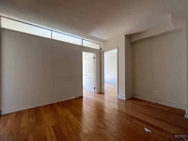 Building Photo - 323 W 96th St