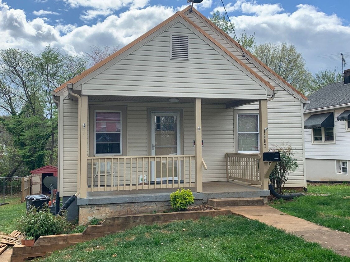 Primary Photo - One Level House off Fort Avenue