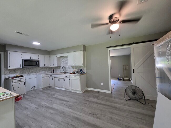 Foto del edificio - 2412 Springhill Rd