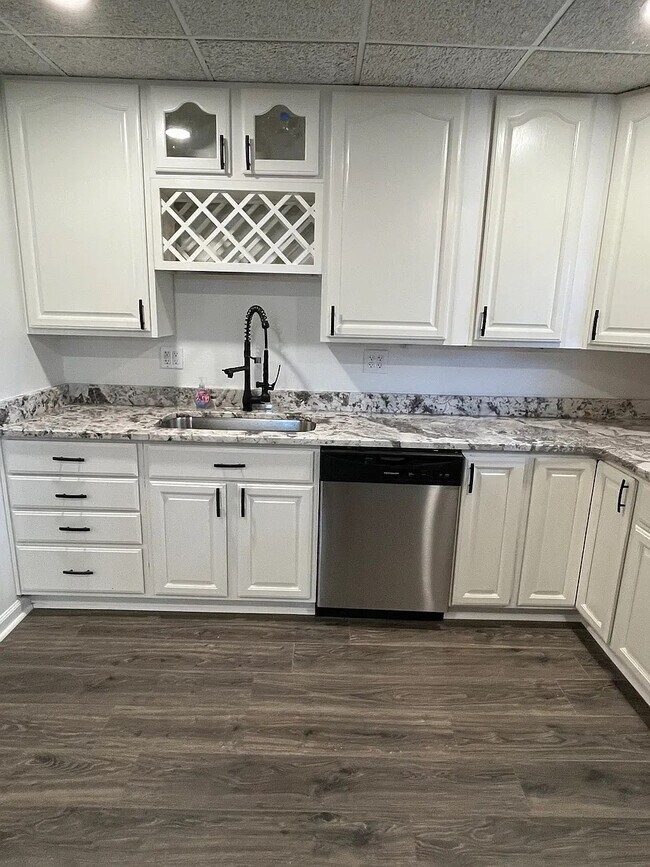 Foto del edificio - Room in Apartment on Little Mill Rd