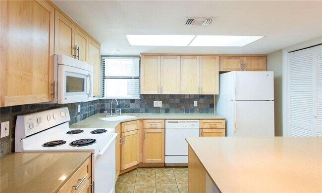 Foto del edificio - Norwalk Square Condominiums