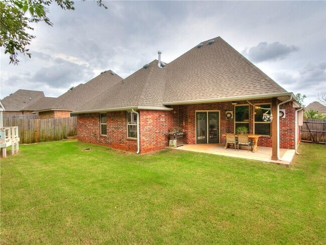 Building Photo - Beautiful 3 bedroom 2 bathroom home in Mon...