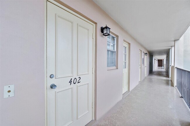Foto del edificio - 9101 W Sample Rd