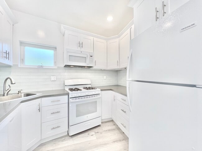 Building Photo - 2041 Linnington Ave