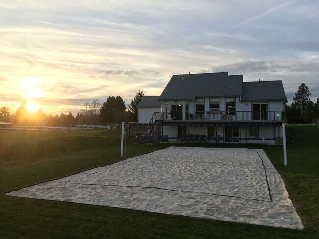 Foto del edificio - Beautiful Tri-Level Living on 5 Acres!