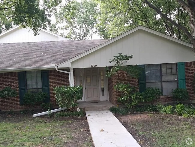 Building Photo - 1709 Woodlawn Pkwy