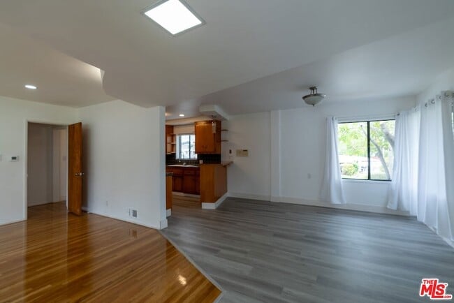 Foto del edificio - 443 Lomita St