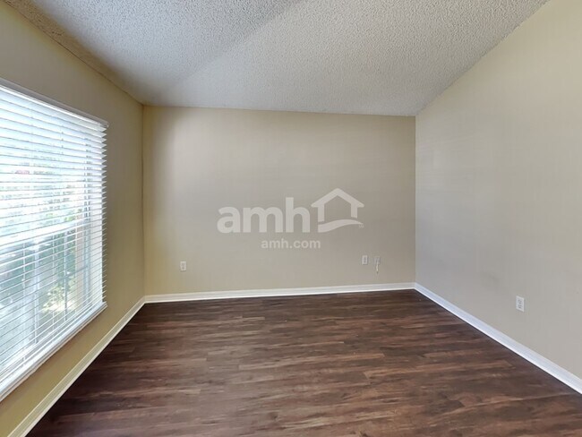 Foto del edificio - 635 Sedgewood Cir