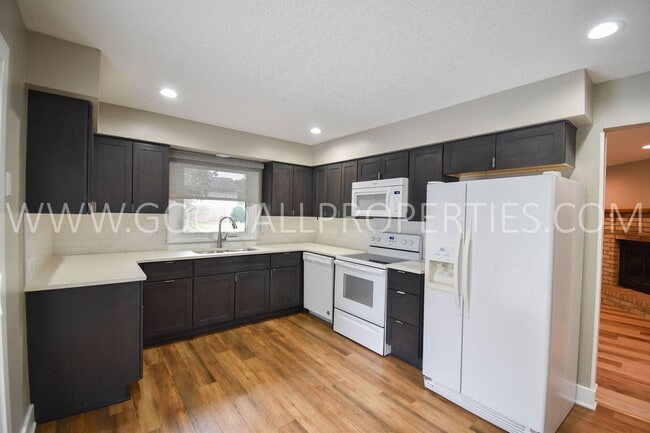 Building Photo - Rent Special !!! 2 Bedroom 2 Bath Duplex with additional flex room, garage, and a Fenced yard!!!