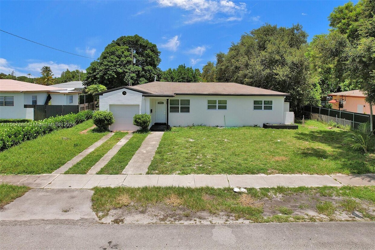 Primary Photo - 1041 NE 169th St