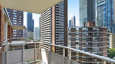 Building Photo - 60 Gloucester St