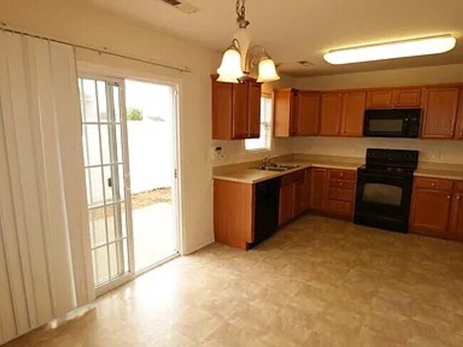 Foto del edificio - Charming 3-Bedroom Townhome in Prime Winst...
