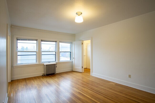 Building Photo - Adorable Studio w/Hardwoods, Built-ins + Close to TJ's!