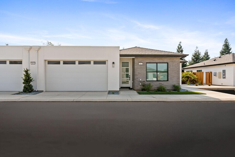 2806 E Alluvial Ave