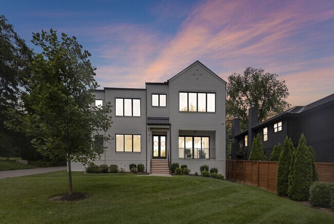 Foto del edificio - BEAUTIFUL CUSTOM BUILT HOME. 12 SOUTH ACRO...