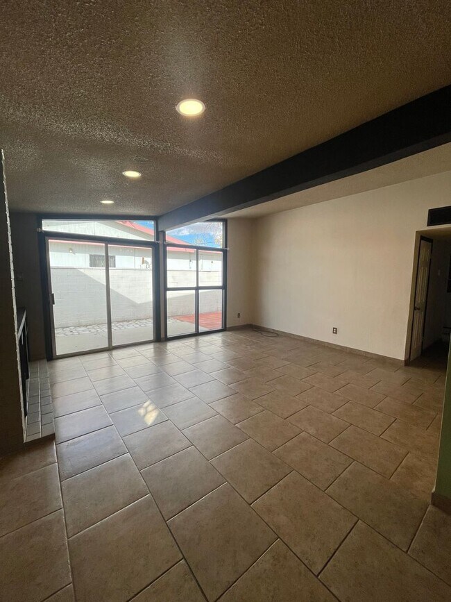 Foto del edificio - Beautifully Updated 3 Bedroom/2 Bathroom H...