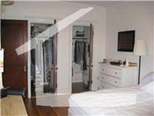 Building Photo - Beautiful 4 bed in Washington Square!
