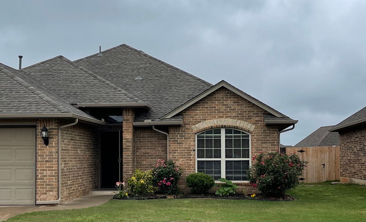 Building Photo - Spacious Retreat in Northampton Addition!