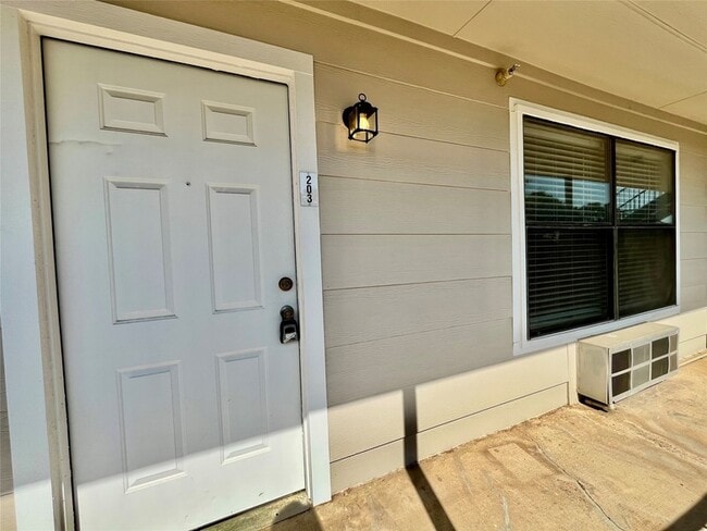 Photo - 701 W Sycamore St Apartment