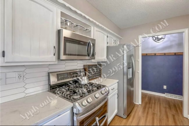 Foto del edificio - Beautiful 3 Bed 2.5 Bath Raised Ranch in L...