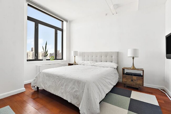 Foto del edificio - 380 Malcolm X Blvd