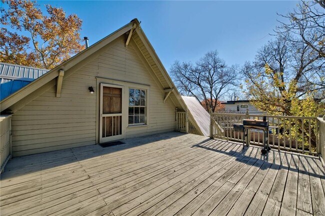 Building Photo - 1703 Riverview St