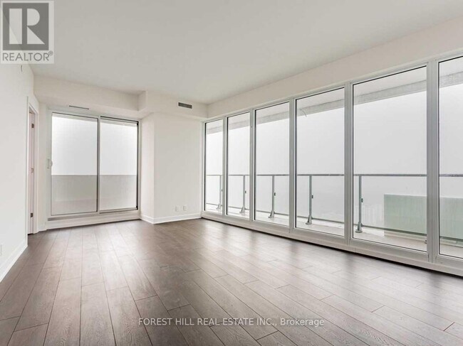 Building Photo - 2221-2221 Yonge St
