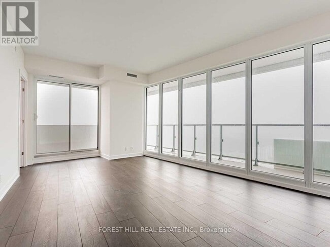 Photo du bâtiment - 2221 Yonge St