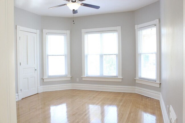 Foto del edificio - 2401 N Frederick Ave