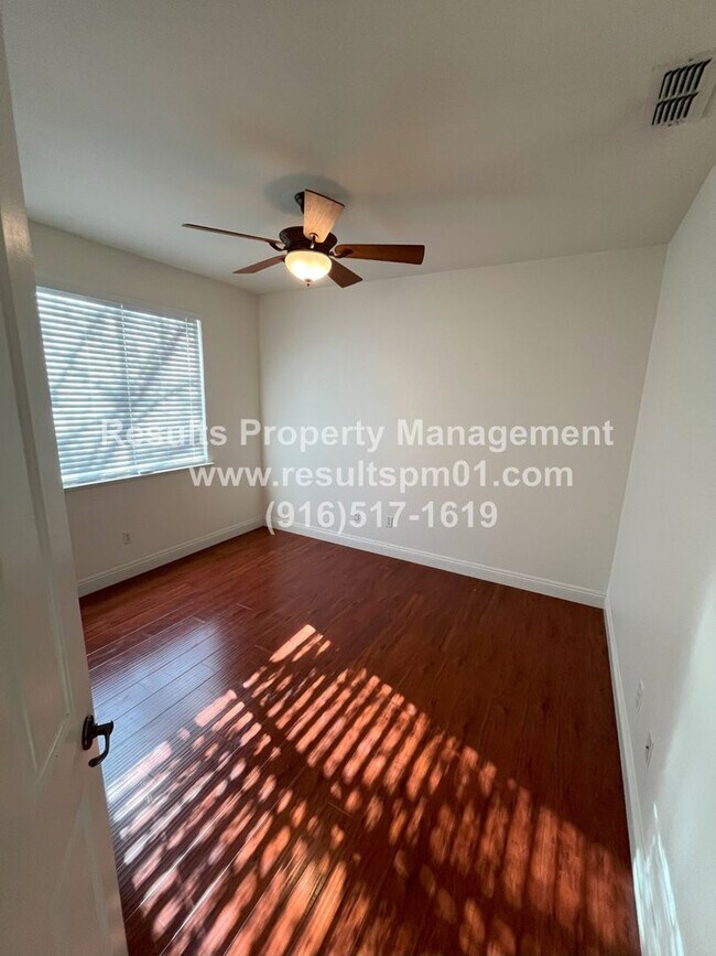 Building Photo - Lovely Single Story 3 Bed Corner Lot!