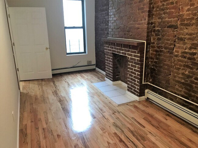 Building Photo - 160 7th Ave