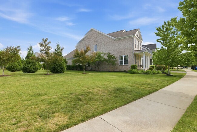 Building Photo - Luxury Executive Living in Sought-After Franklin Community