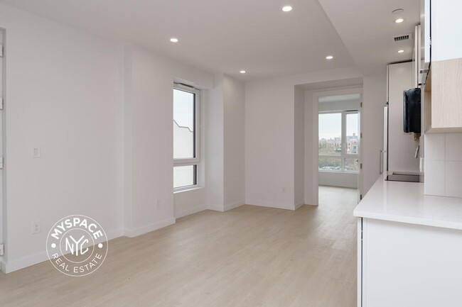 Building Photo - 280 Meeker Ave